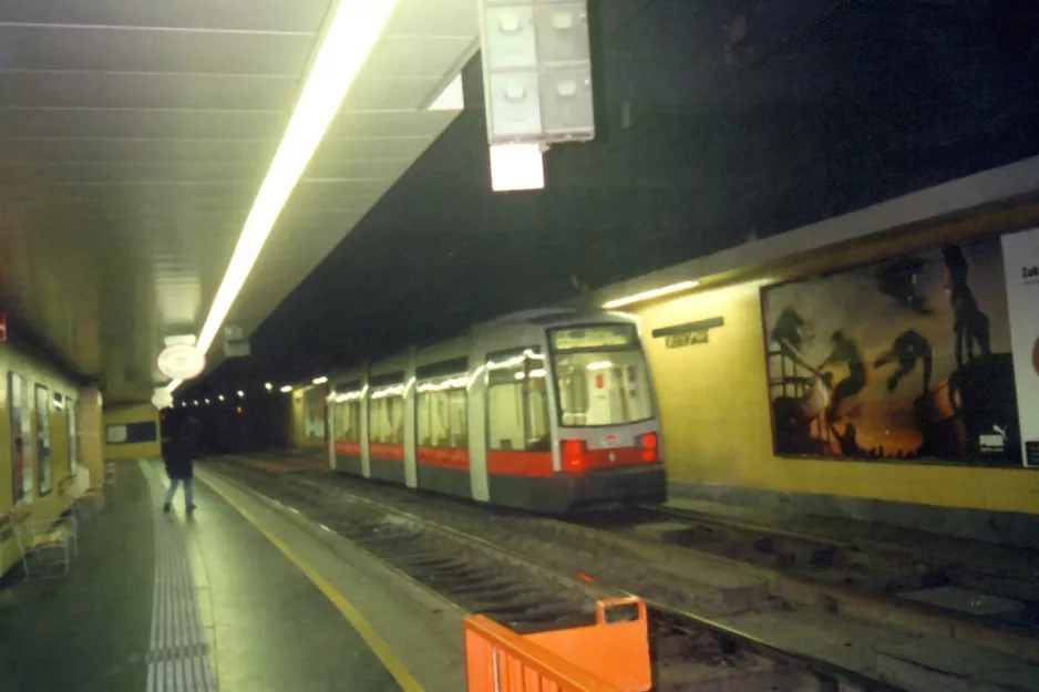 Wien Straßenbahnlinie 65 mit Niederflurgelenkwagen 5 am Kliebergasse (2001)