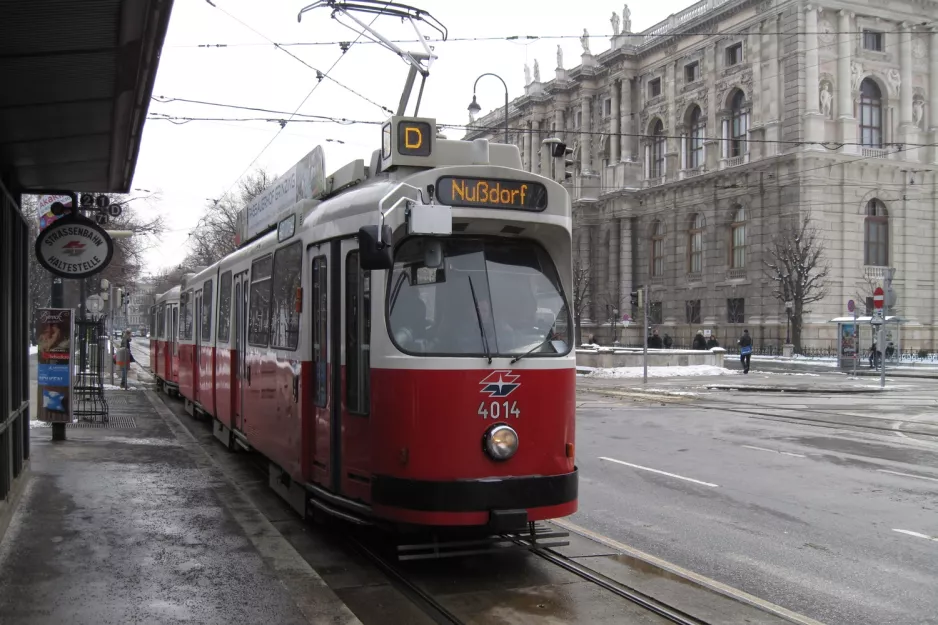 Wien Straßenbahnlinie D mit Gelenkwagen 4014 am Burgring (2013)