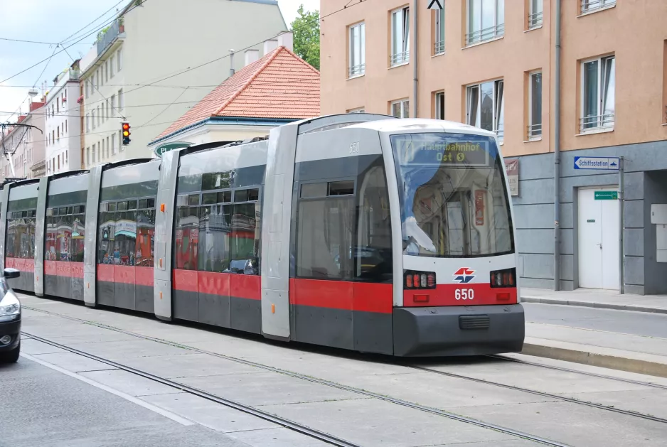 Wien Straßenbahnlinie D mit Niederflurgelenkwagen 650 nahe bei Sickenberggasse (2014)