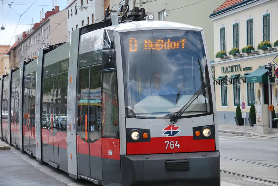 Wien Straßenbahnlinie D mit Niederflurgelenkwagen 764 auf Heiligenstädter Straße (2014)