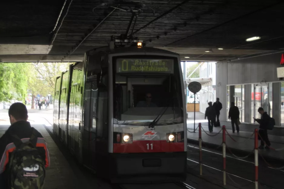 Wien Straßenbahnlinie O mit Niederflurgelenkwagen 11 am Praterstern (2008)