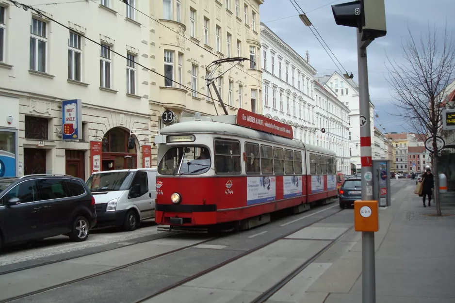 Wien Zusätzliche Linie 33 mit Gelenkwagen 4744 am Laudongasse (2014)