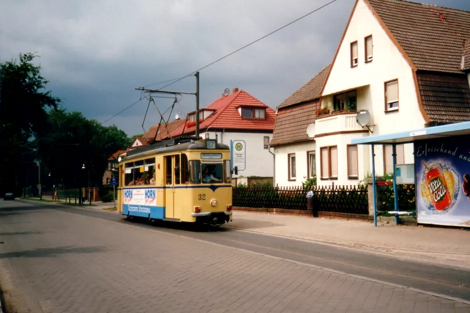 Woltersdorf Straßenbahnlinie 87 mit Triebwagen 32 am Fasanenstraße (2001)