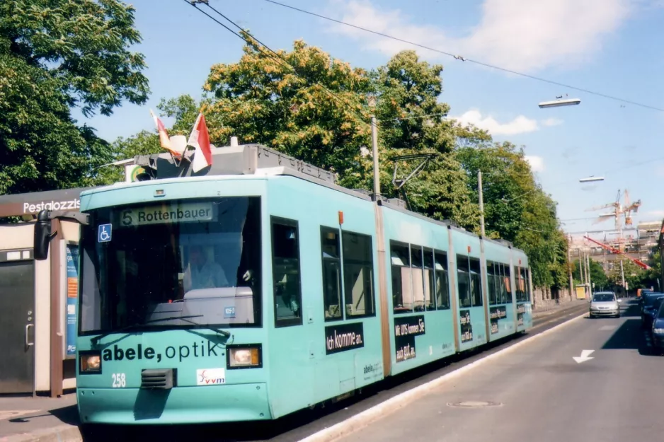 Würzburg Straßenbahnlinie 5 mit Niederflurgelenkwagen 258 am Grombühl/Uni-Kliniken (2007)