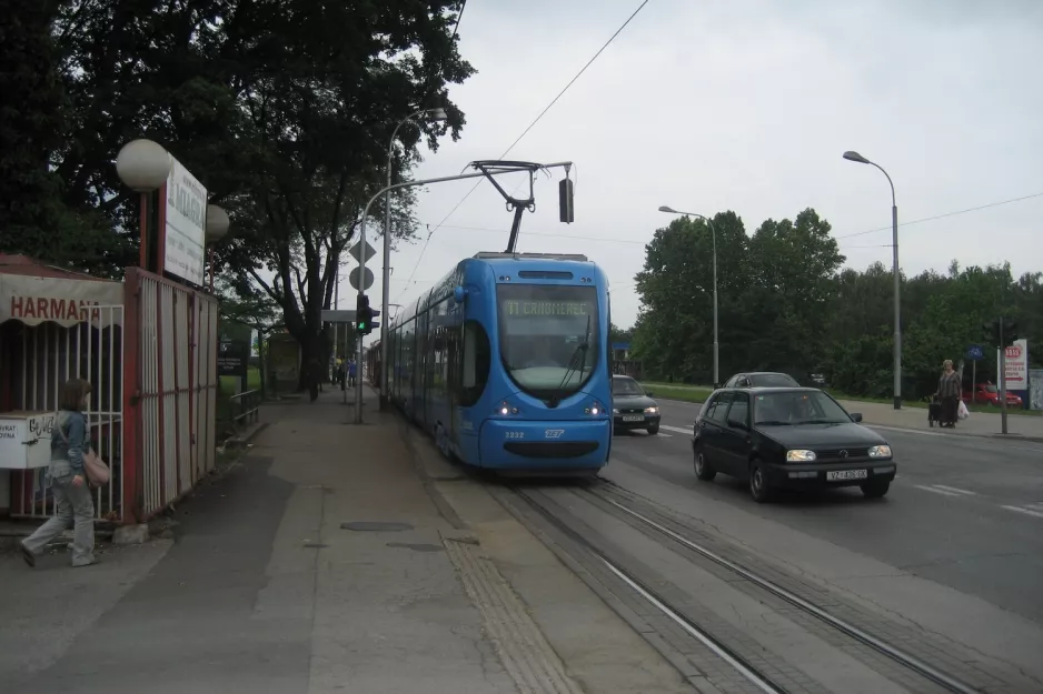 Zagreb Straßenbahnlinie 11 mit Niederflurgelenkwagen 2232 nahe bei Hondlova (2008)