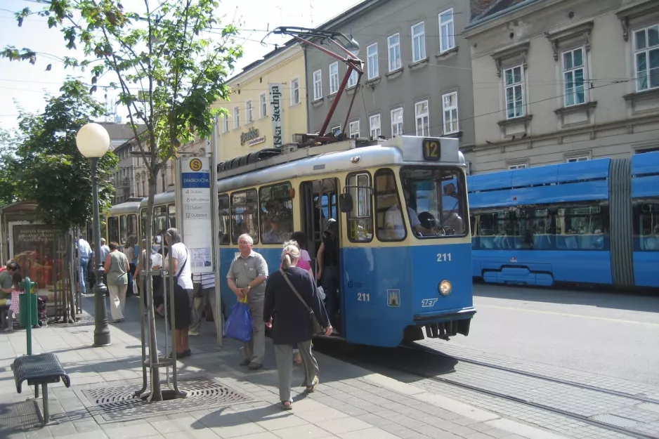 Zagreb Straßenbahnlinie 12 mit Triebwagen 211 am Draškovićeva (2008)