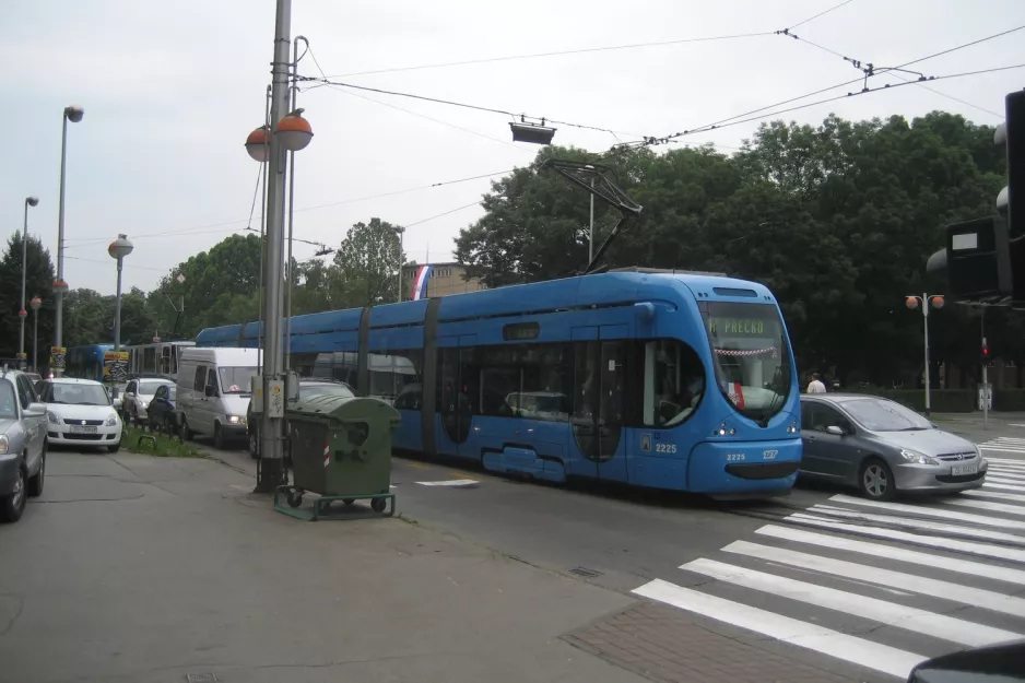 Zagreb Straßenbahnlinie 17 mit Niederflurgelenkwagen 2225 auf Maksimirska cesta (2008)