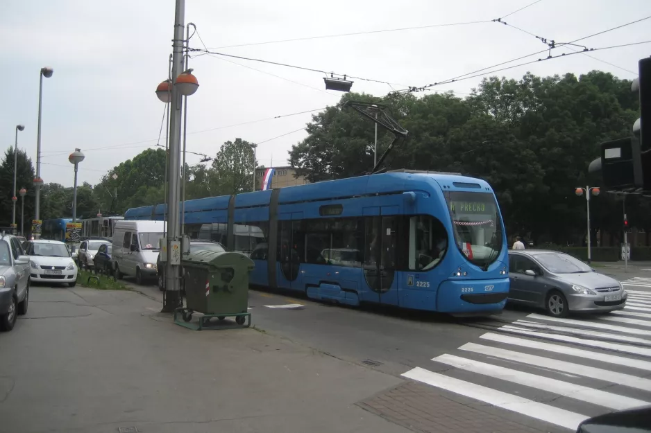 Zagreb Straßenbahnlinie 17 mit Niederflurgelenkwagen 2225 auf Park Maksimir (2008)