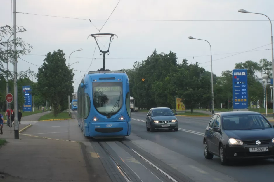 Zagreb Straßenbahnlinie 4 mit Niederflurgelenkwagen 2232 auf Maksimirska cesta (2008)
