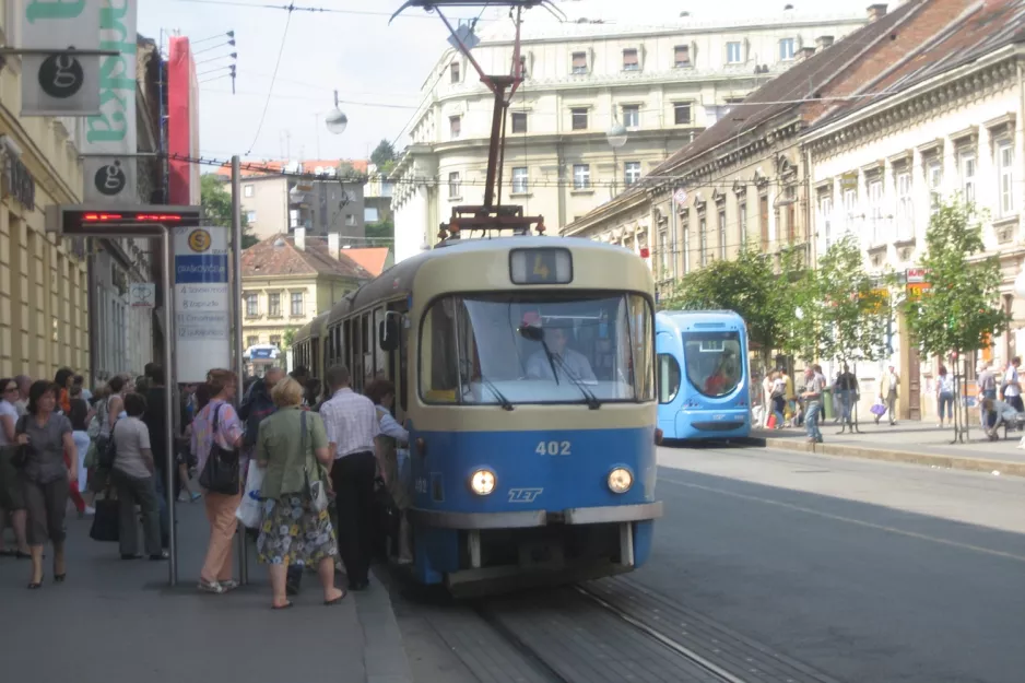 Zagreb Straßenbahnlinie 4 mit Triebwagen 402 am Draškovićeva (2008)