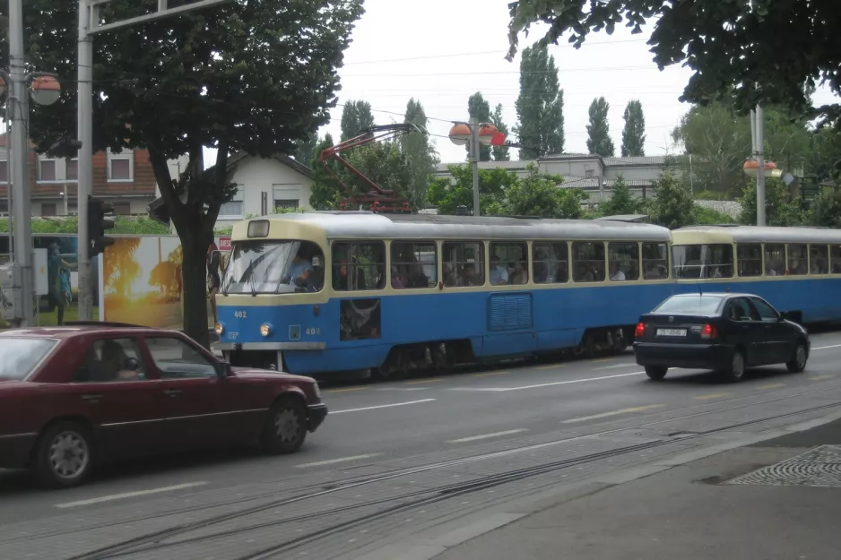 Zagreb Straßenbahnlinie 4 mit Triebwagen 402 nahe bei Park Maksimir (2008)