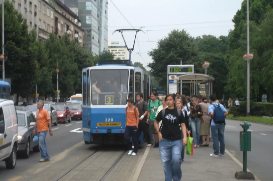 Zagreb Zusätzliche Linie 3 mit Gelenkwagen 320 am Zagrepčanka (2008)