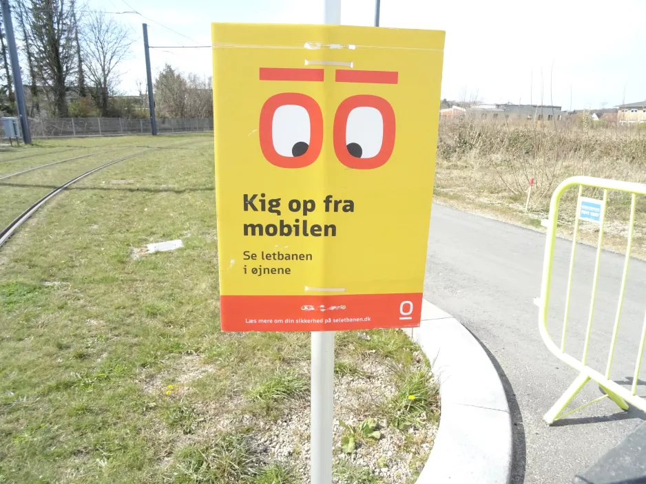 Zeichen: Kik op fra mobilen. Se letbanen i øjnene
 (2022)