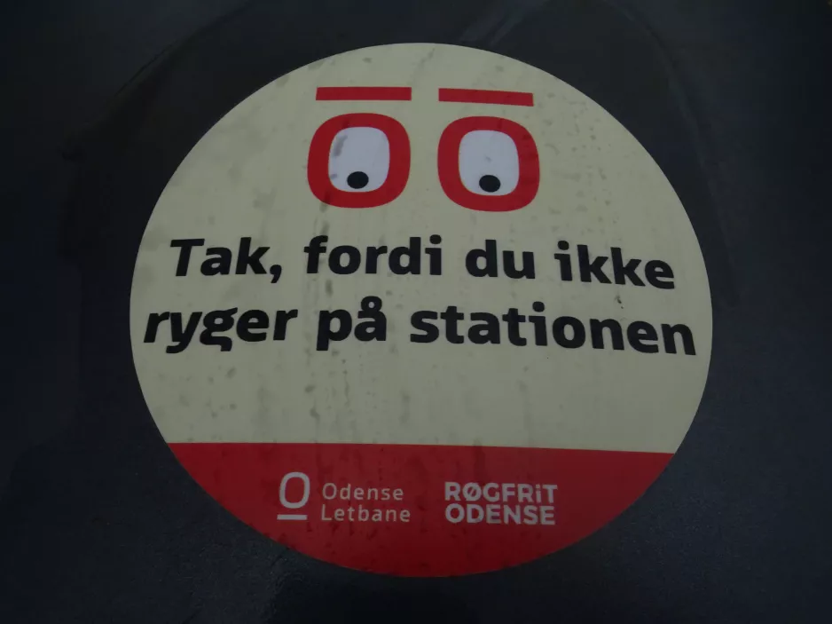 Zeichen: Tak, fordi du ikke ryger på stationen
 (2023)