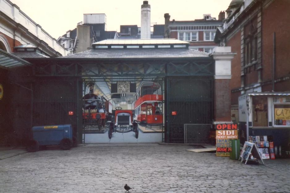 Zeichnung: London Doppelstocktriebwagen 290 draußen Covent Garden (1985)