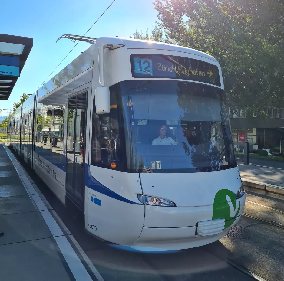 Zürich Regionallinie 12 mit Niederflurgelenkwagen 3070, die Vorderseite Lindberghplatz (2020)