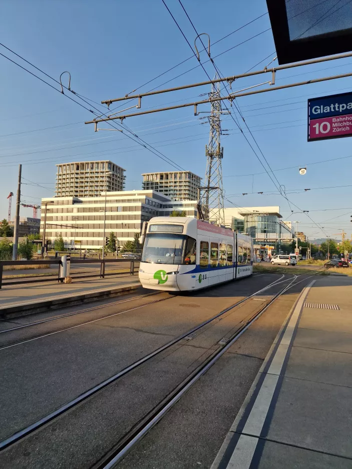 Zürich Regionallinie 12 mit Niederflurgelenkwagen 3080 nahe bei Glattpark (2023)