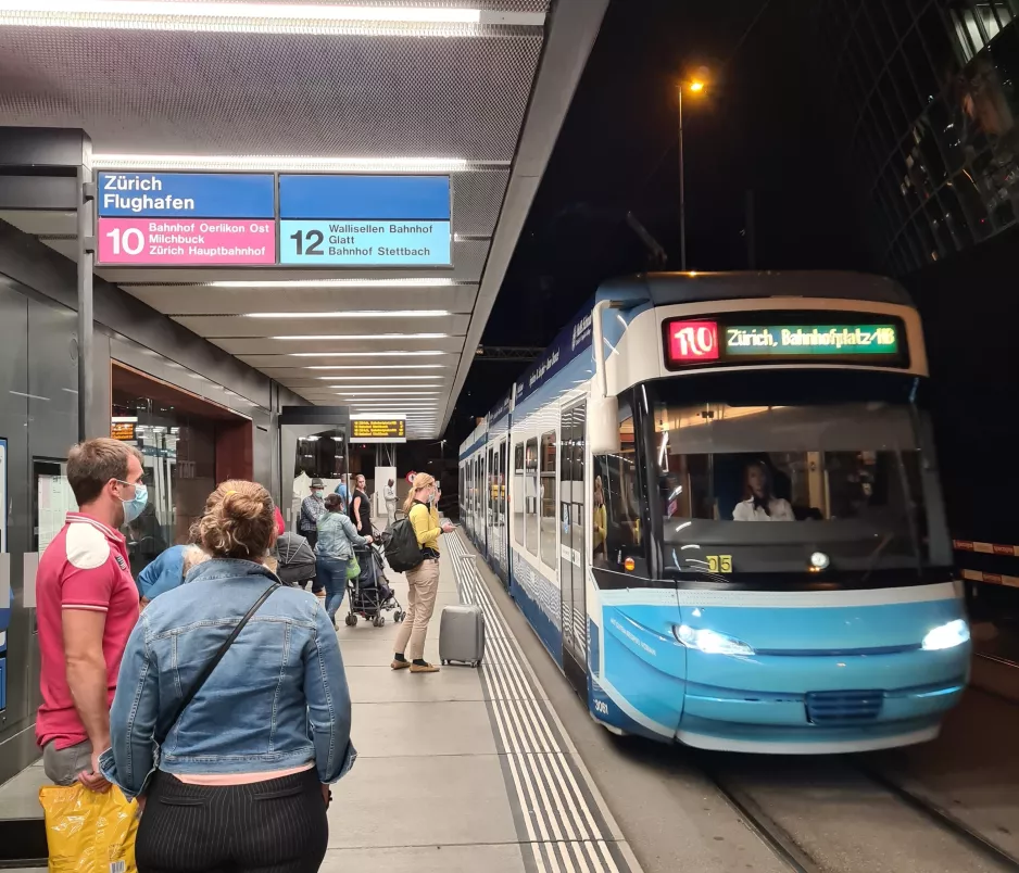 Zürich Straßenbahnlinie 10 mit Niederflurgelenkwagen 3061 am Flughafen (2020)