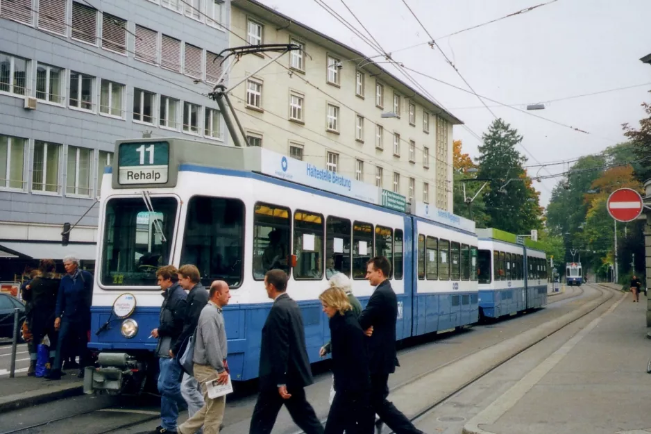 Zürich Straßenbahnlinie 11 mit Gelenkwagen 2043 am Klusplatz (2005)