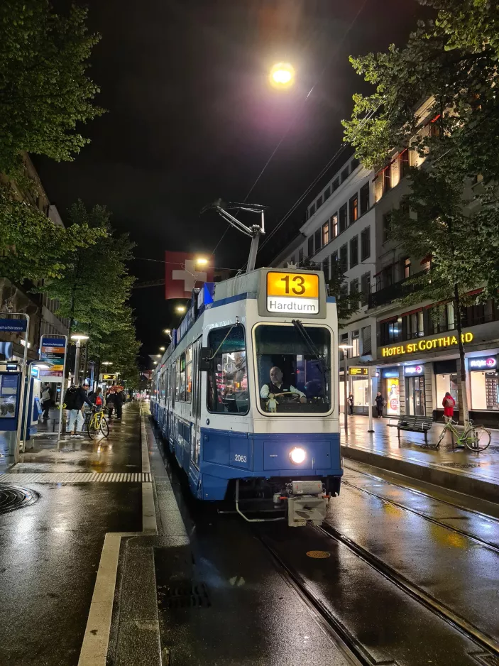 Zürich Straßenbahnlinie 13 mit Gelenkwagen 2063 am Bahnhofstrasse/HB (2022)