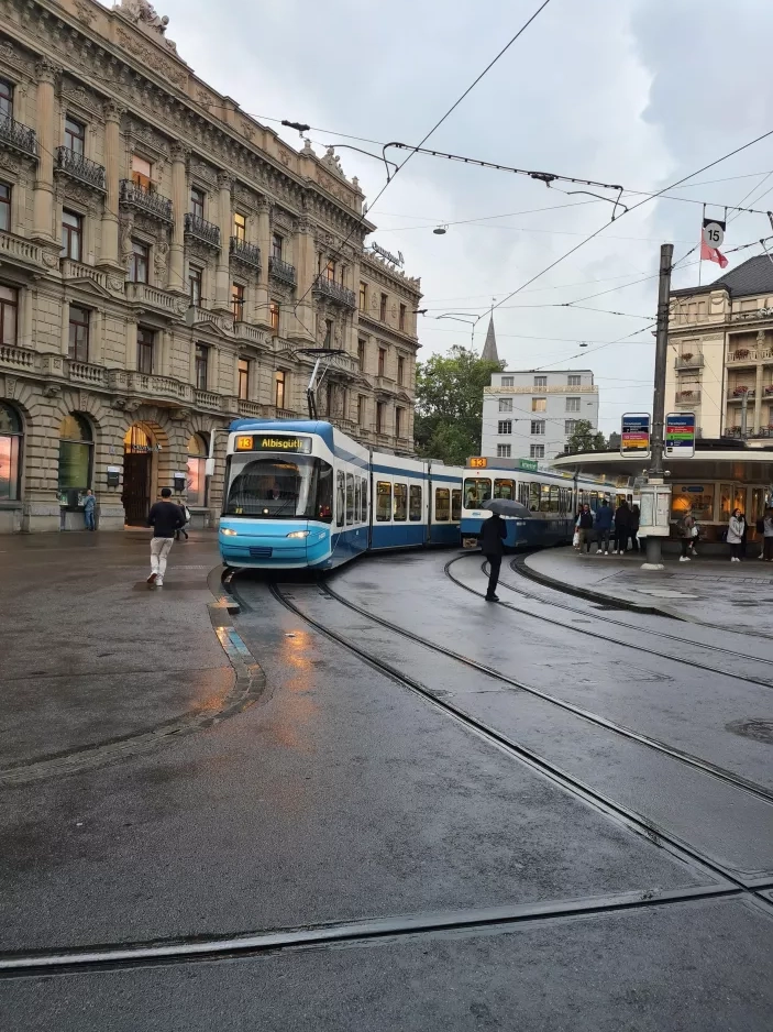 Zürich Straßenbahnlinie 13 mit Niederflurgelenkwagen 3053 am Paradeplatz (2021)
