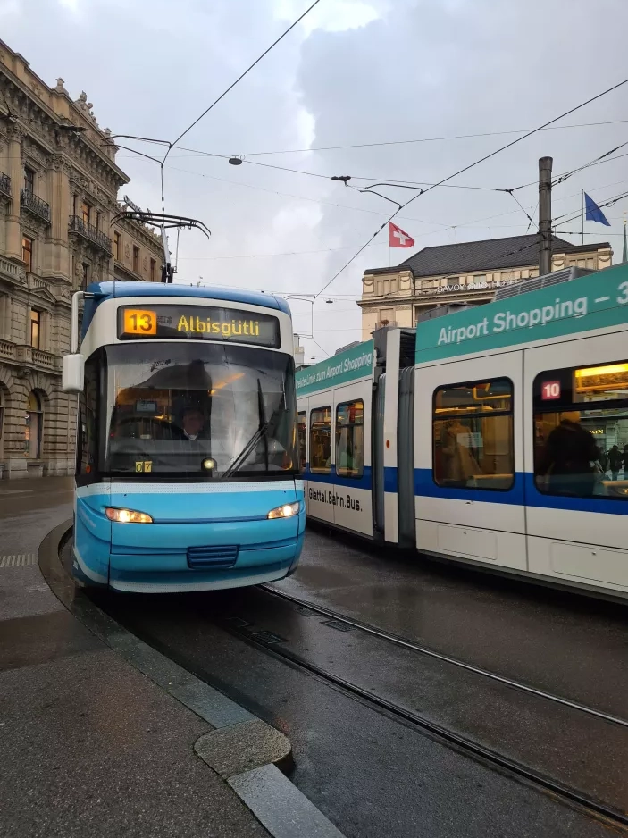 Zürich Straßenbahnlinie 13 mit Niederflurgelenkwagen 3053 auf Paradeplatz, Vorderansicht (2021)
