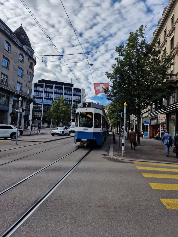 Zürich Straßenbahnlinie 7 mit Gelenkwagen 2067 auf Bahnhofstrasse (2023)