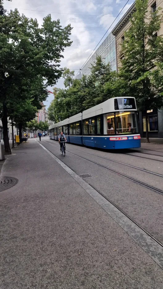 Zürich Straßenbahnlinie 7 mit Niederflurgelenkwagen 4007nah Rennweg (2024)