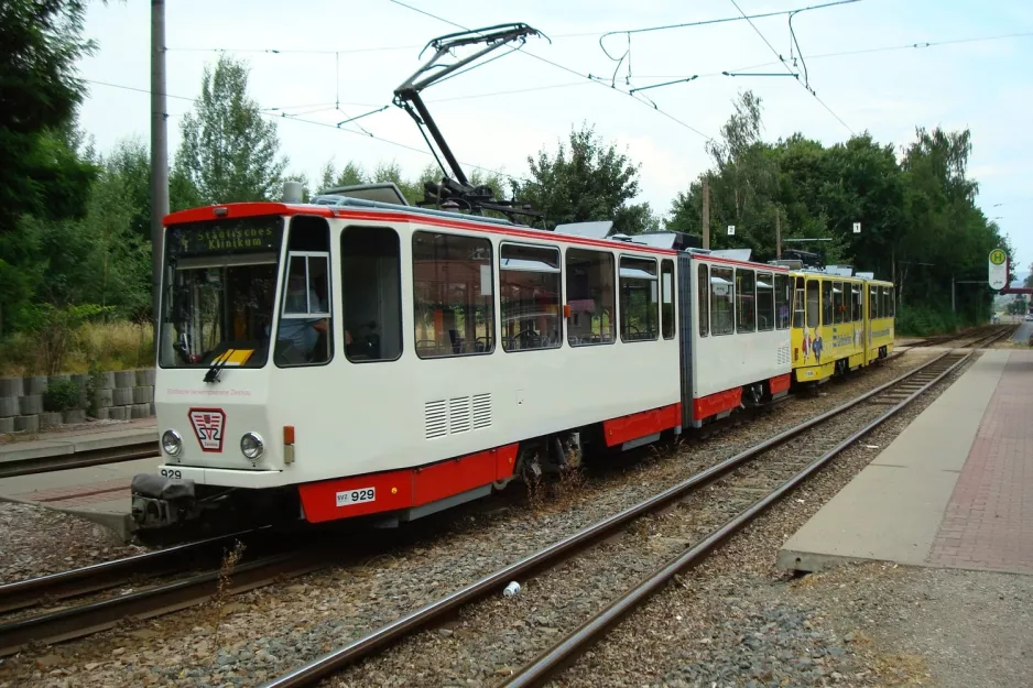 Zwickau Straßenbahnlinie 4 mit Gelenkwagen 929 am Klinikum (2008)