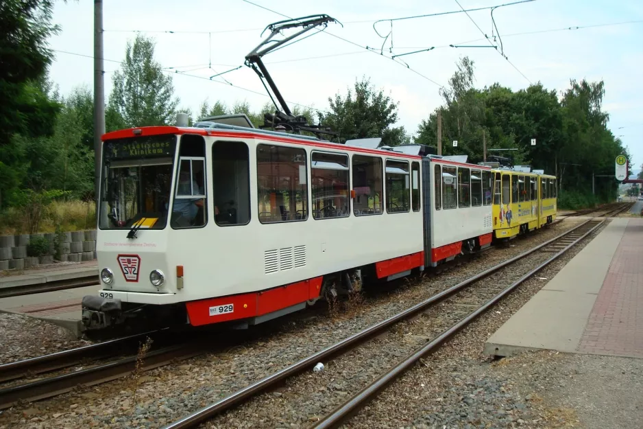 Zwickau Straßenbahnlinie 4 mit Gelenkwagen 929 am Städtisches Klinikum (2008)
