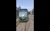 Eine Straßenbahn in Lund kommt am Clemenstorget an