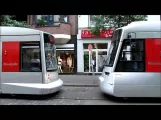 Falschparker blockiert Straßenbahn in Düsseldorf