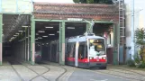 Straßenbahn Wien- ULF rückt ein