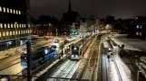 Trainspotting: Aarhus im Winter Skrud: Die Stadtbahn passiert DOKK1 unter der warmen Schneedecke ❄️🚊