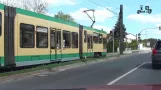 Überlandstraßenbahn: Linie 88 der Straßenbahn Schöneiche bei Berlin vom Auto gesehen (April 2013)