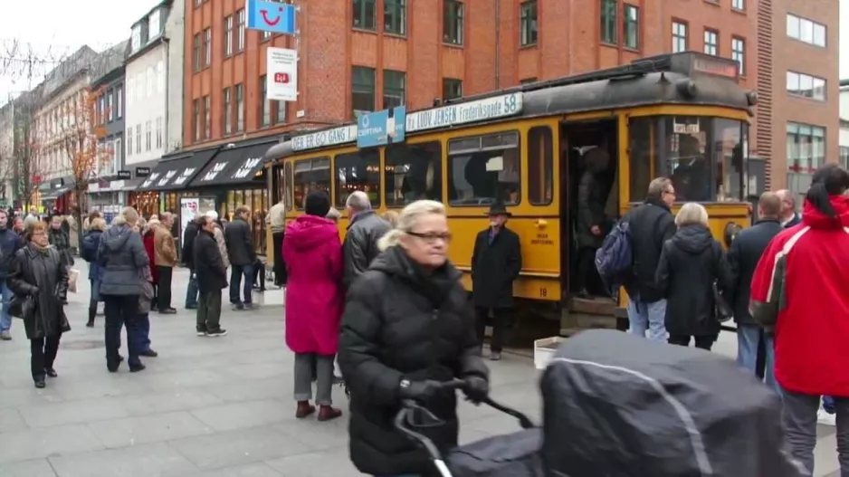 Das 40-jährige Jubiläum von Strøget wurde mit einer Straßenbahn in Ryesgade gefeiert