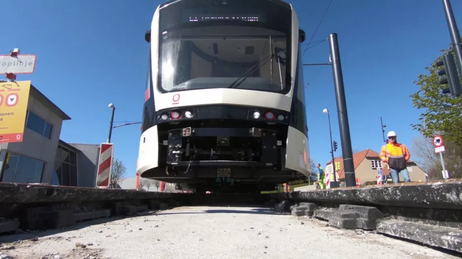 Der Stadtbahnzug wird erstmals Probefahrten auf der Strecke unternehmen