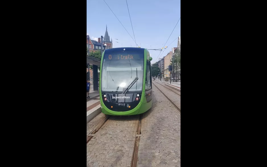 Eine Straßenbahn in Lund kommt am Clemenstorget an