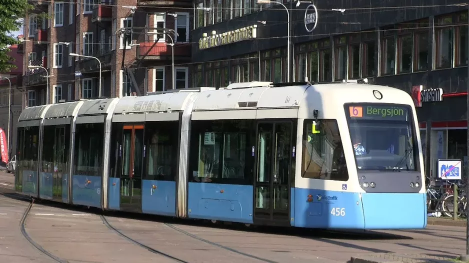 Niederflurstraßenbahn M32 in Göteborg 2013.