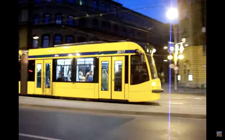 Siemens Combino tram in Budapest - Straßenbahn
