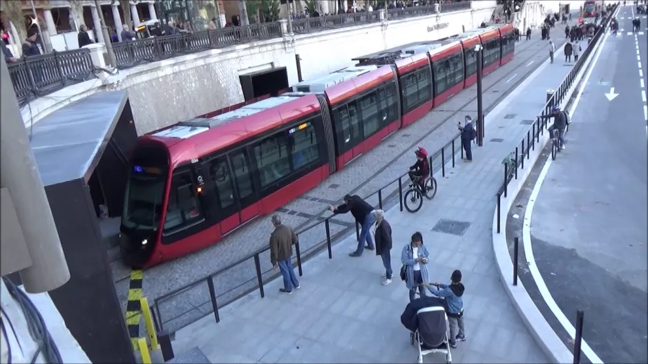 Straßenbahn am Bahnhof Nice Port Lympia am 14. Dezember 2019