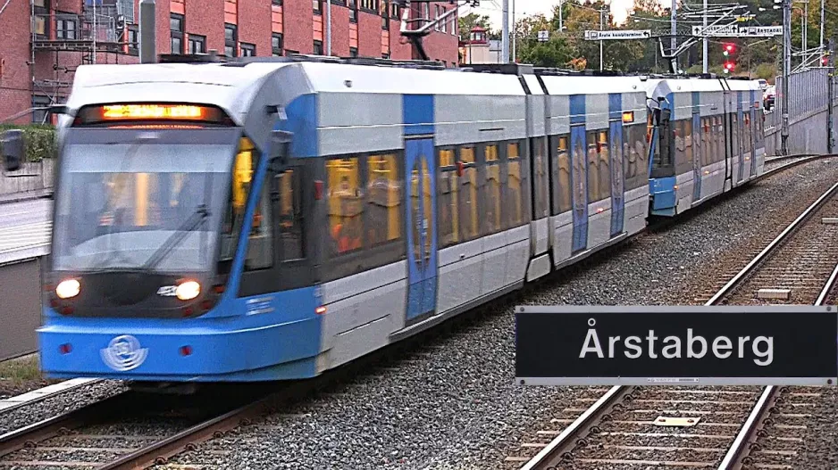 Straßenbahn SL A32 Tvärbanan in Årstaberg.