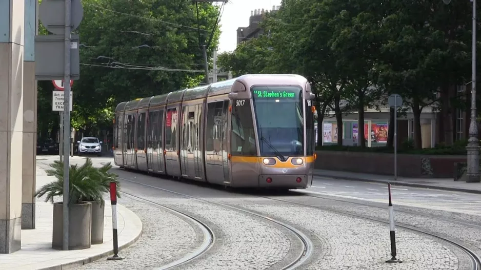 Straßenbahnen der Klasse Citadis 5000 auf der Grünen Linie der Luas (23.08.2014)