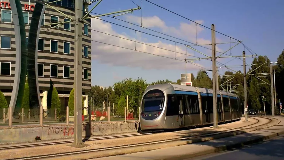 Straßenbahnen vom Typ Sirio von Ansaldo Breda auf der Strecke Athen-Piräus